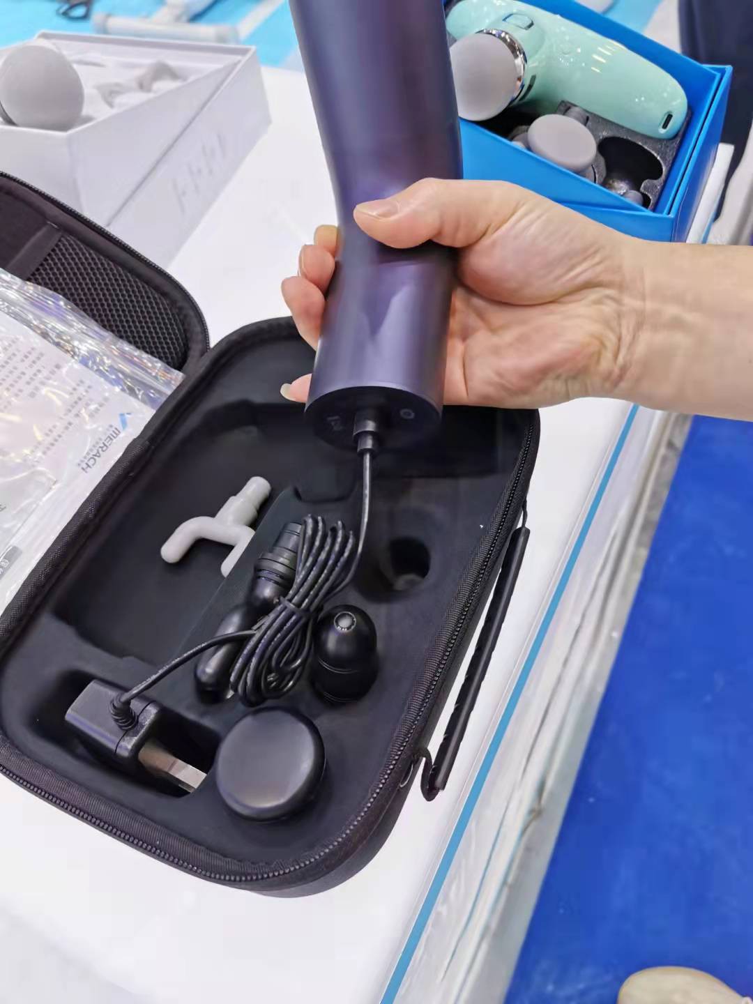 Como funciona o pino pogo de carga projetado para o dispositivo de maquiagem?